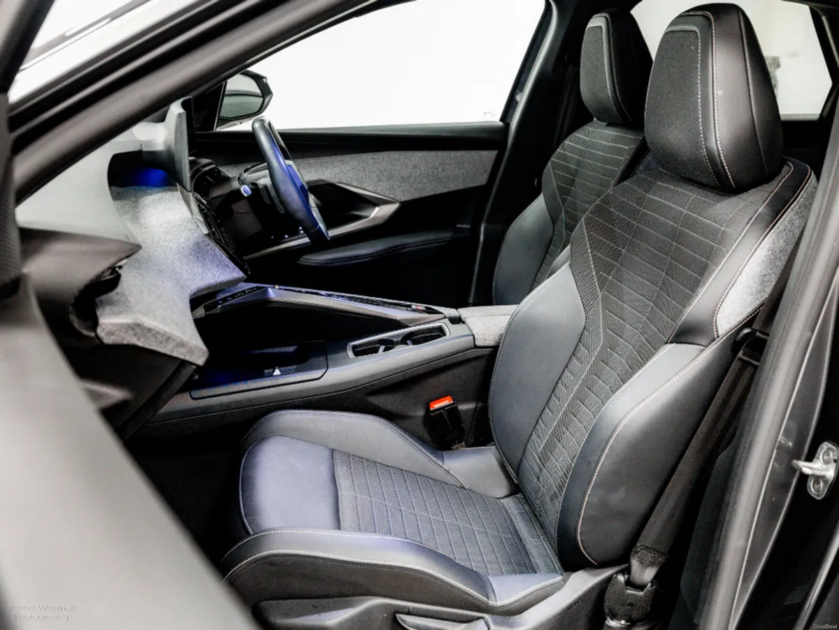 Peugeot 3008 Allure 1.2 Hybrid Auto 145HP - Image 6