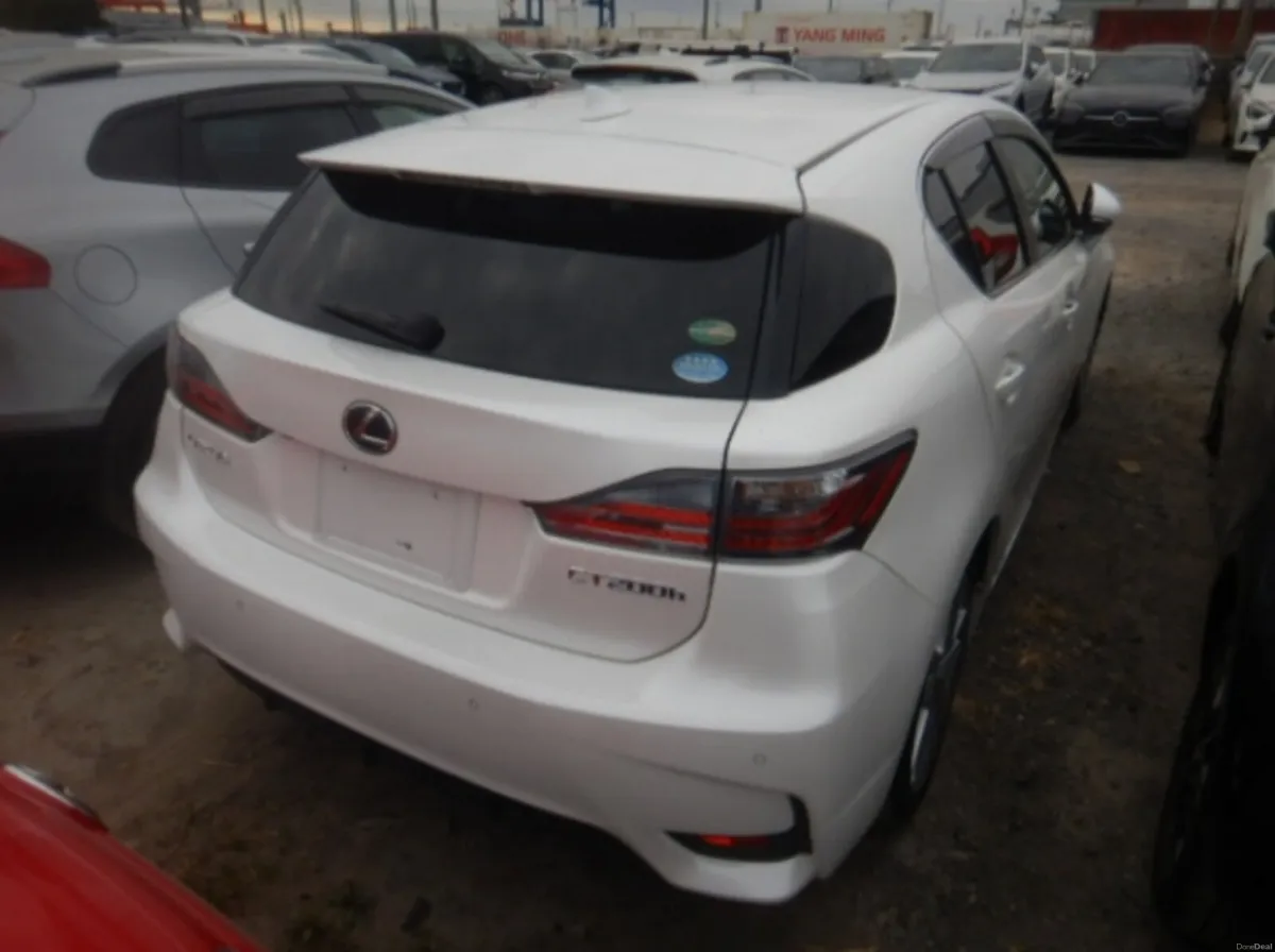 2016 Lexus CT200 - Image 2