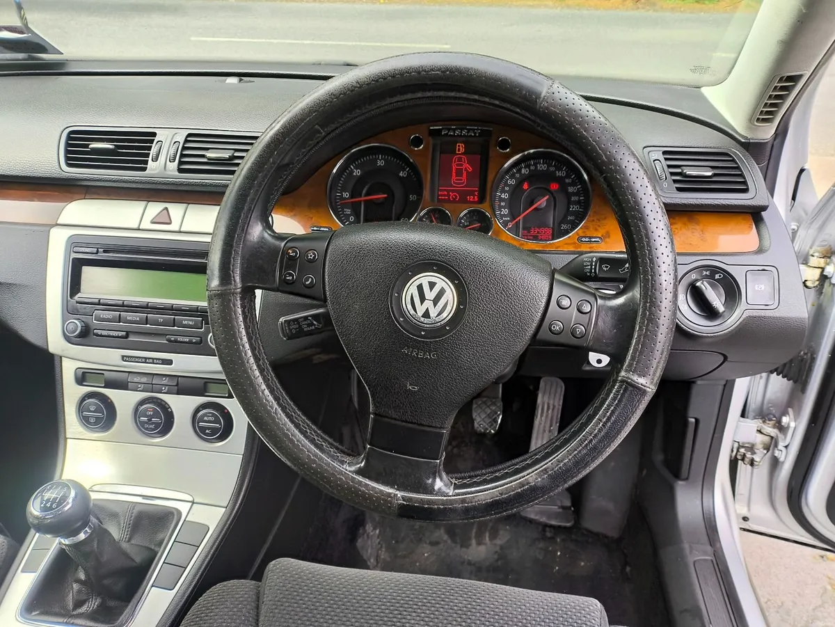 Volkswagen Passat 2009 - Image 4