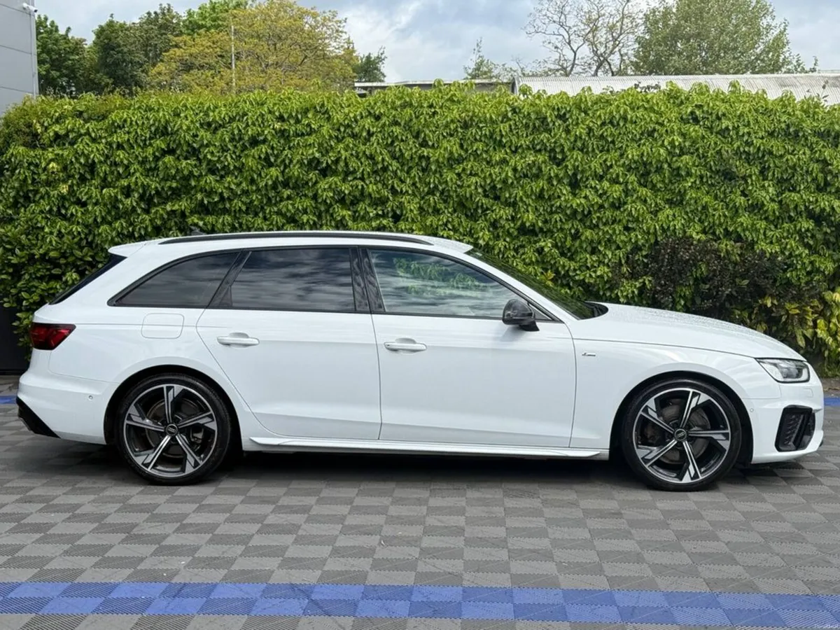Audi A4 S-LINE BLACK EDITION AVANT 2.0 TDI // 360 - Image 2