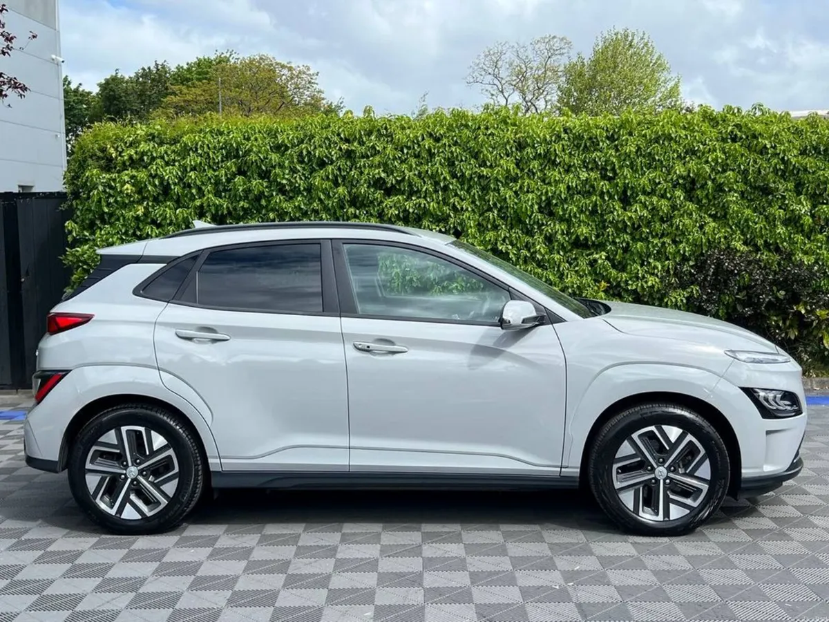 Hyundai KONA PREMIUM 64 KWH // HEATED SEATS // REV - Image 2