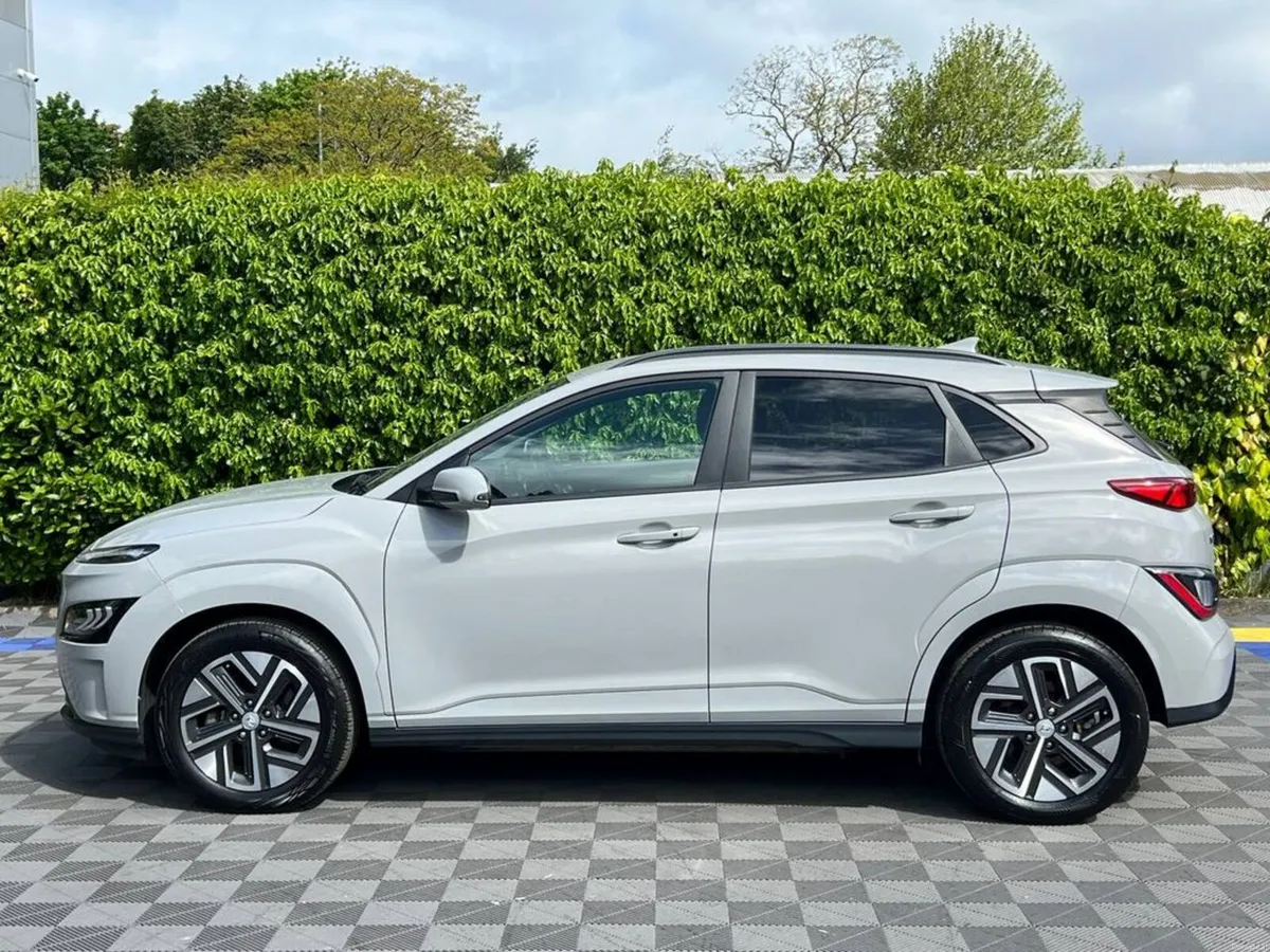 Hyundai KONA PREMIUM 64 KWH // HEATED SEATS // REV - Image 3