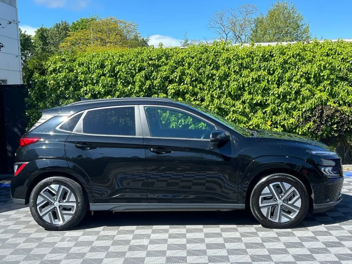 Hyundai KONA PREMIUM EV 65KWH // APPLE CARPLAY/AND - Image 2