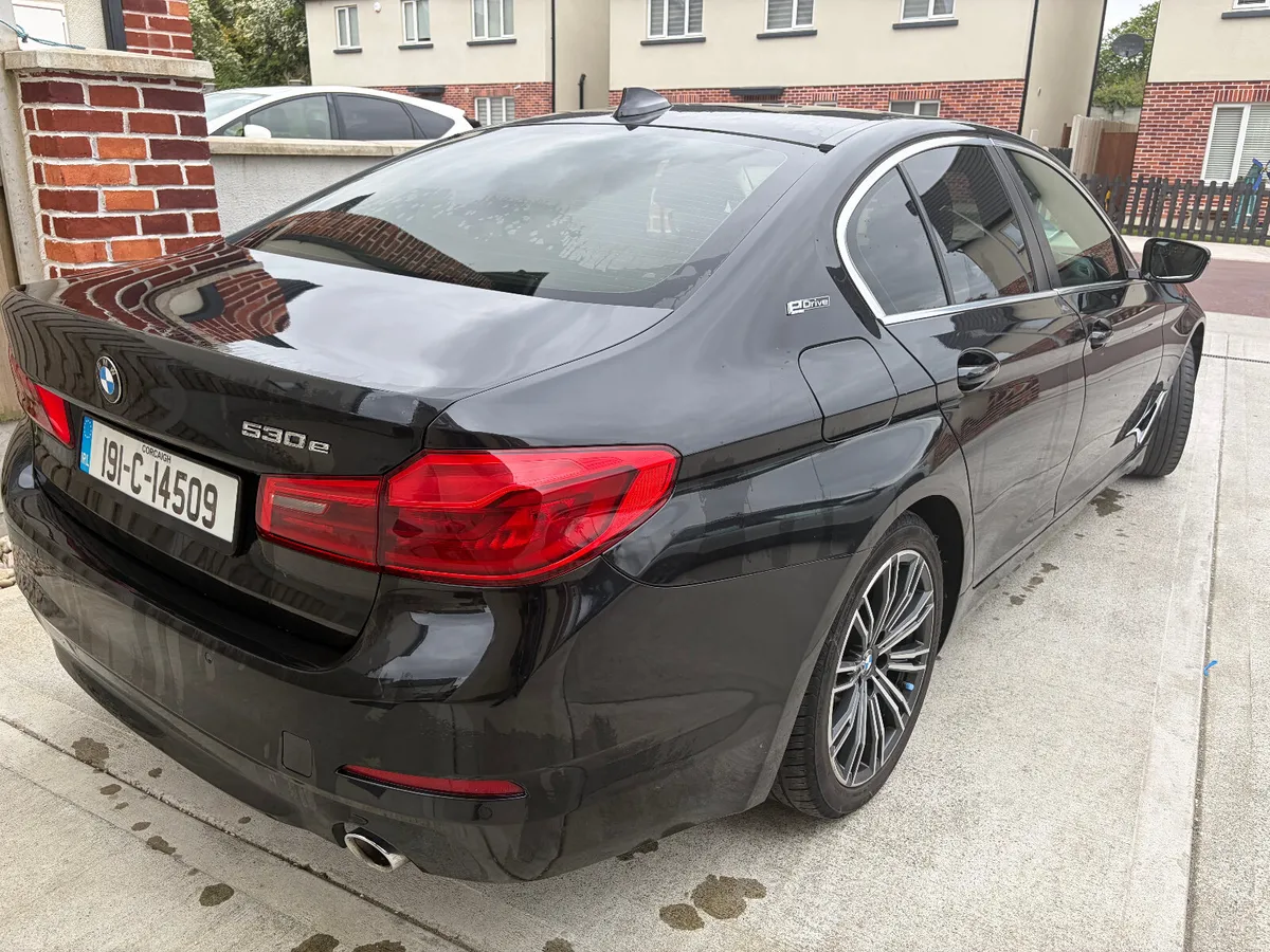 2019 BMW 530e Leather - Image 4