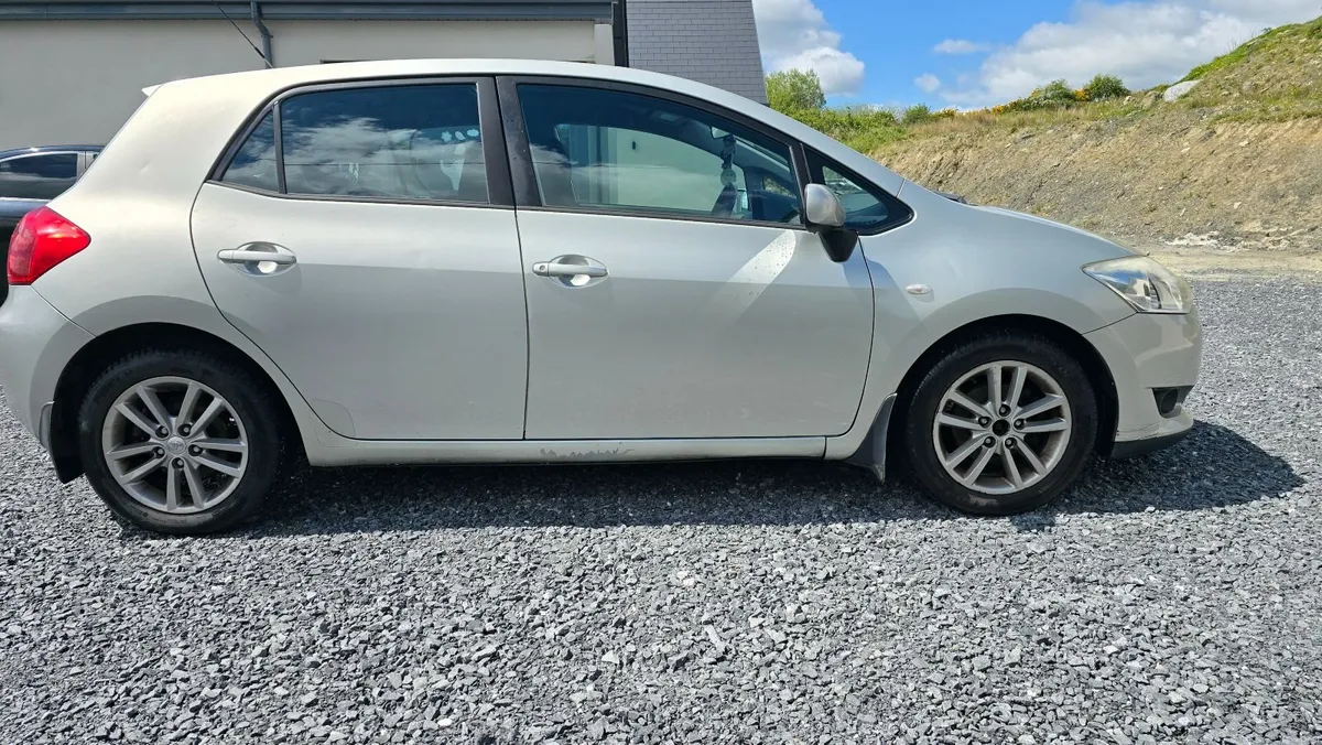 Toyota Auris 2009 - Image 2