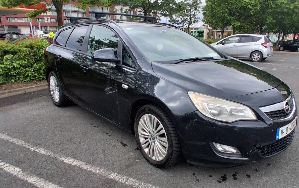 Opel Astra 2011 - Image 2