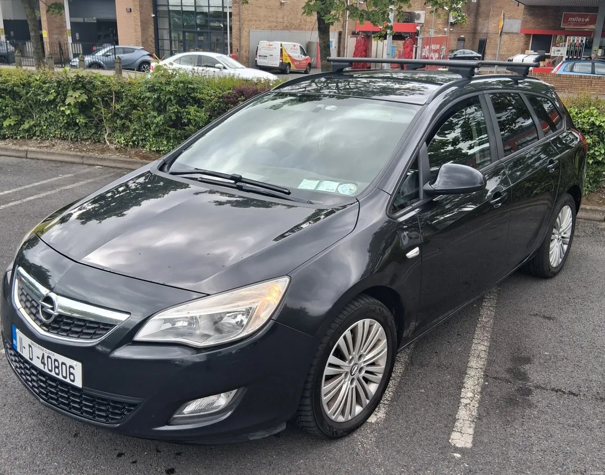 Opel Astra 2011 - Image 1