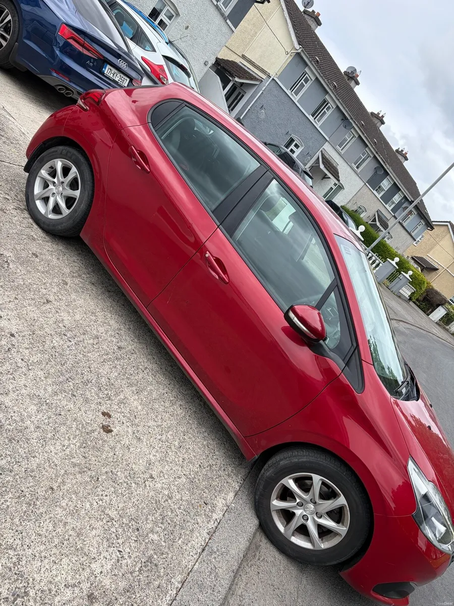 Peugeot 208 - Image 2