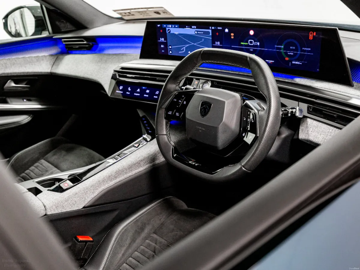 Peugeot 5008 E-GT 72kWh 210HP - 7 Seats - Image 2