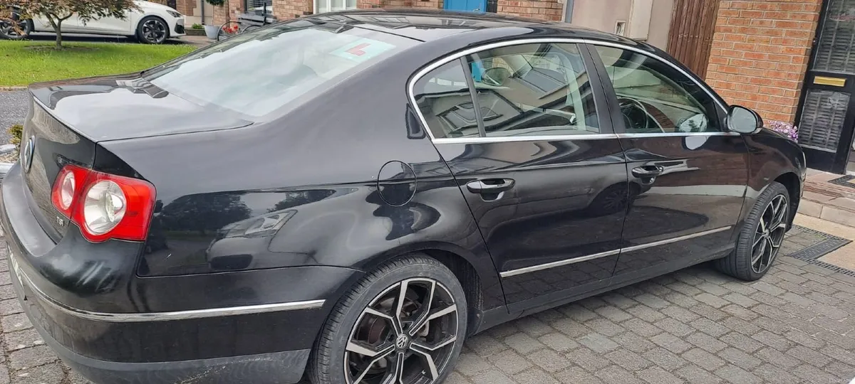 Volkswagen Passat 2009 - Image 2
