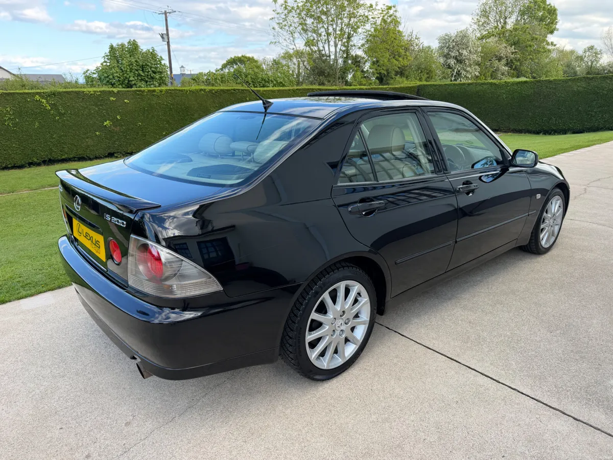 2005 LEXUS IS200 SE | SUNROOF | SAT NAV | LEATHER - Image 2