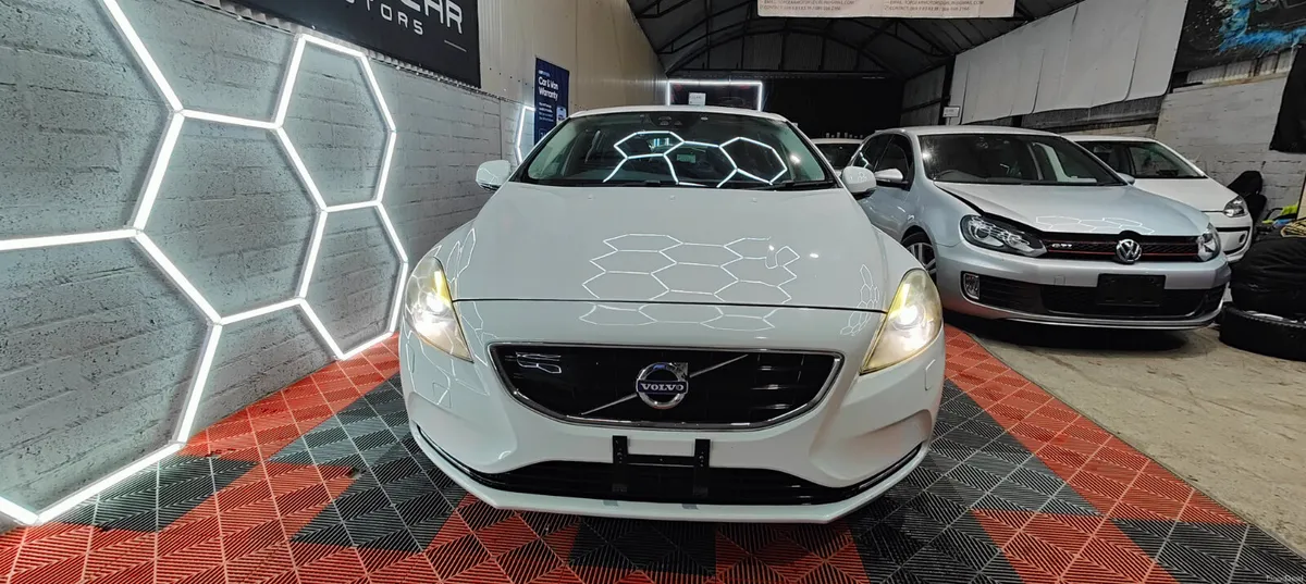 142 Volvo V40 1.6 Petrol Automatic - Image 2