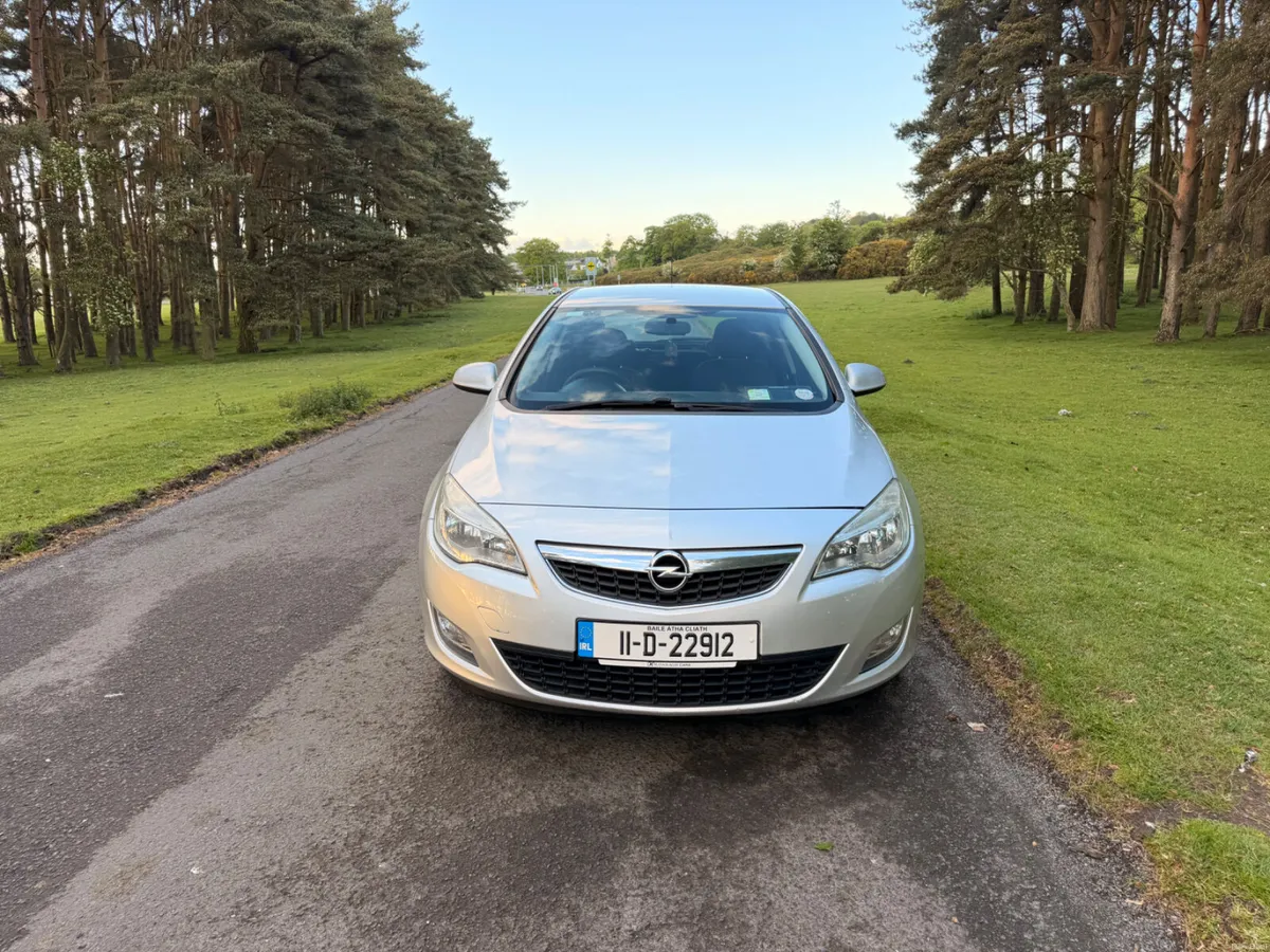 Opel Astra 2011 Diesel - Image 2