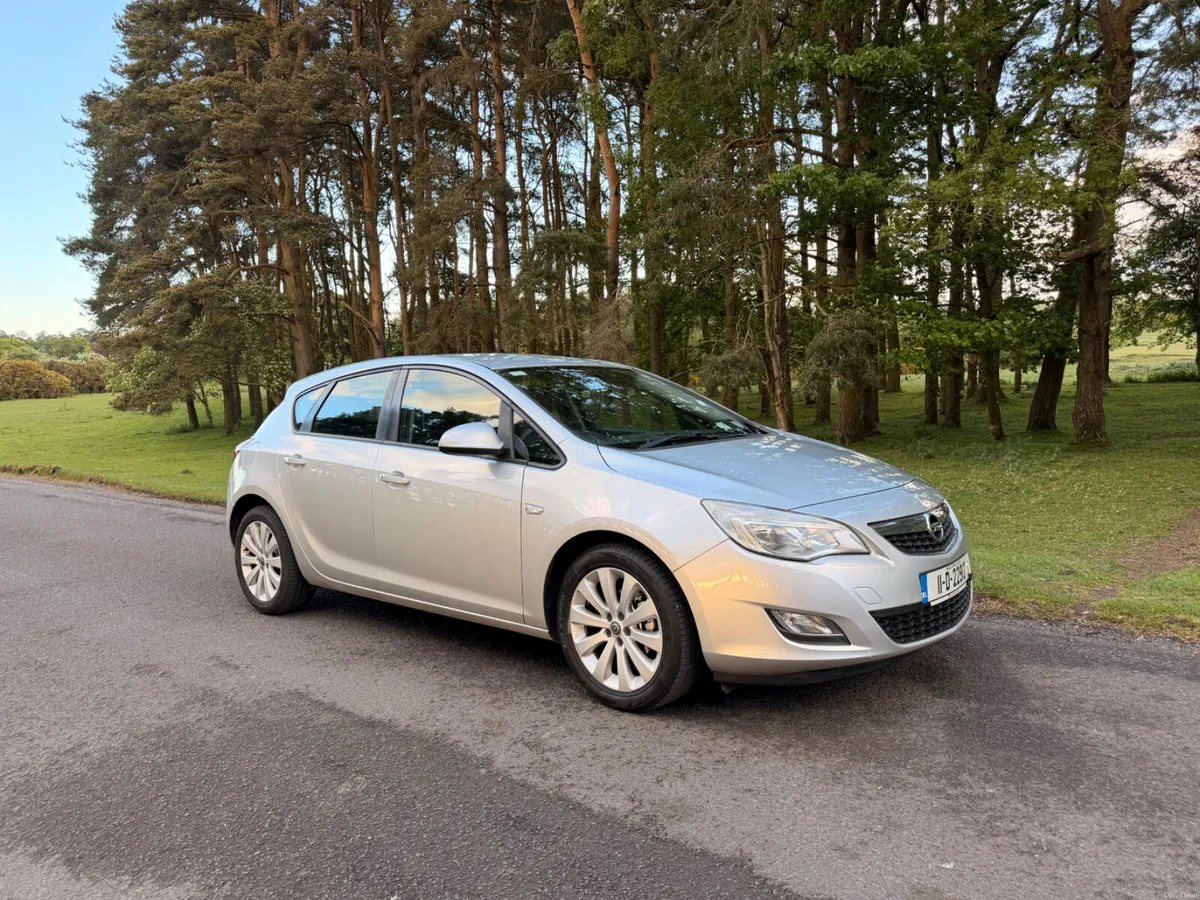 Opel Astra 2011 Diesel - Image 1