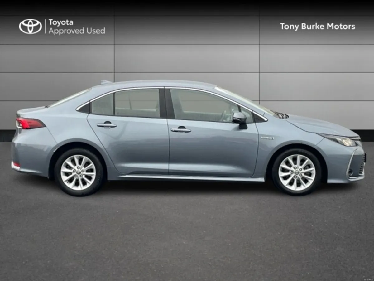 Toyota Corolla Saloon - Luna Edition - 1.8 Hybrid - Image 3