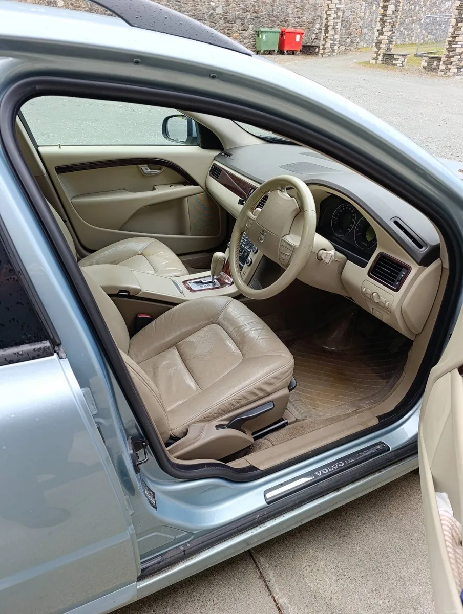 Volvo V70 2007 - Image 2