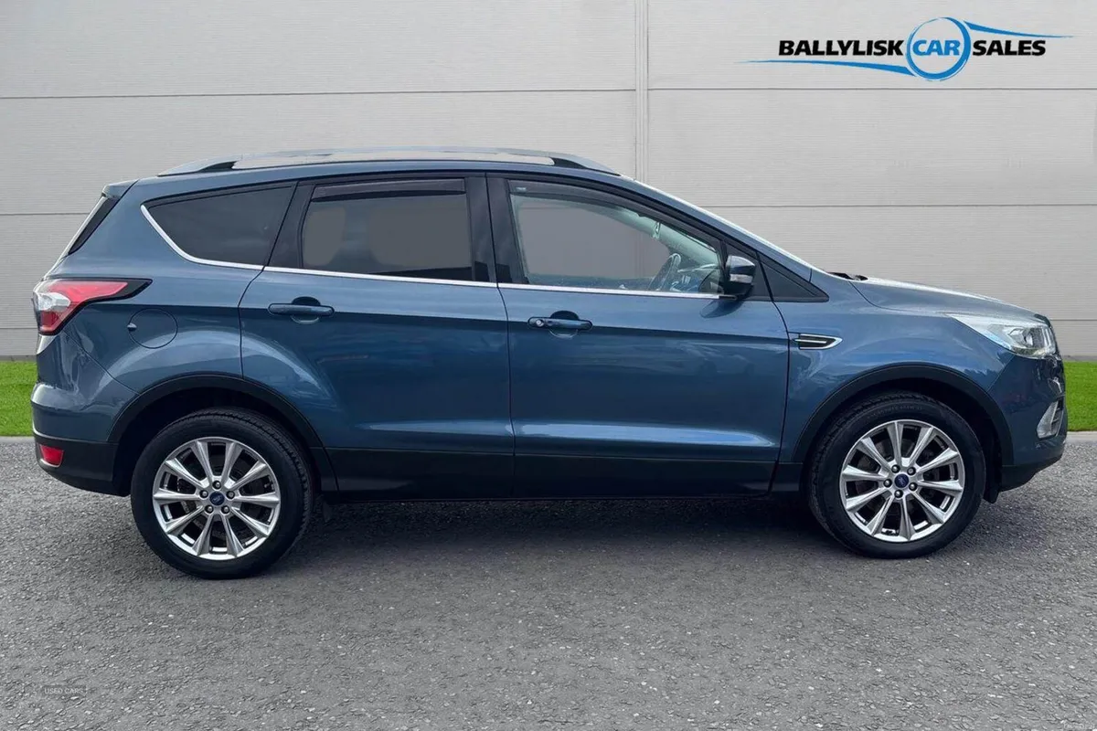 Ford Kuga 2.0 TDCi 150PS Titanium Edition in Chrom - Image 3