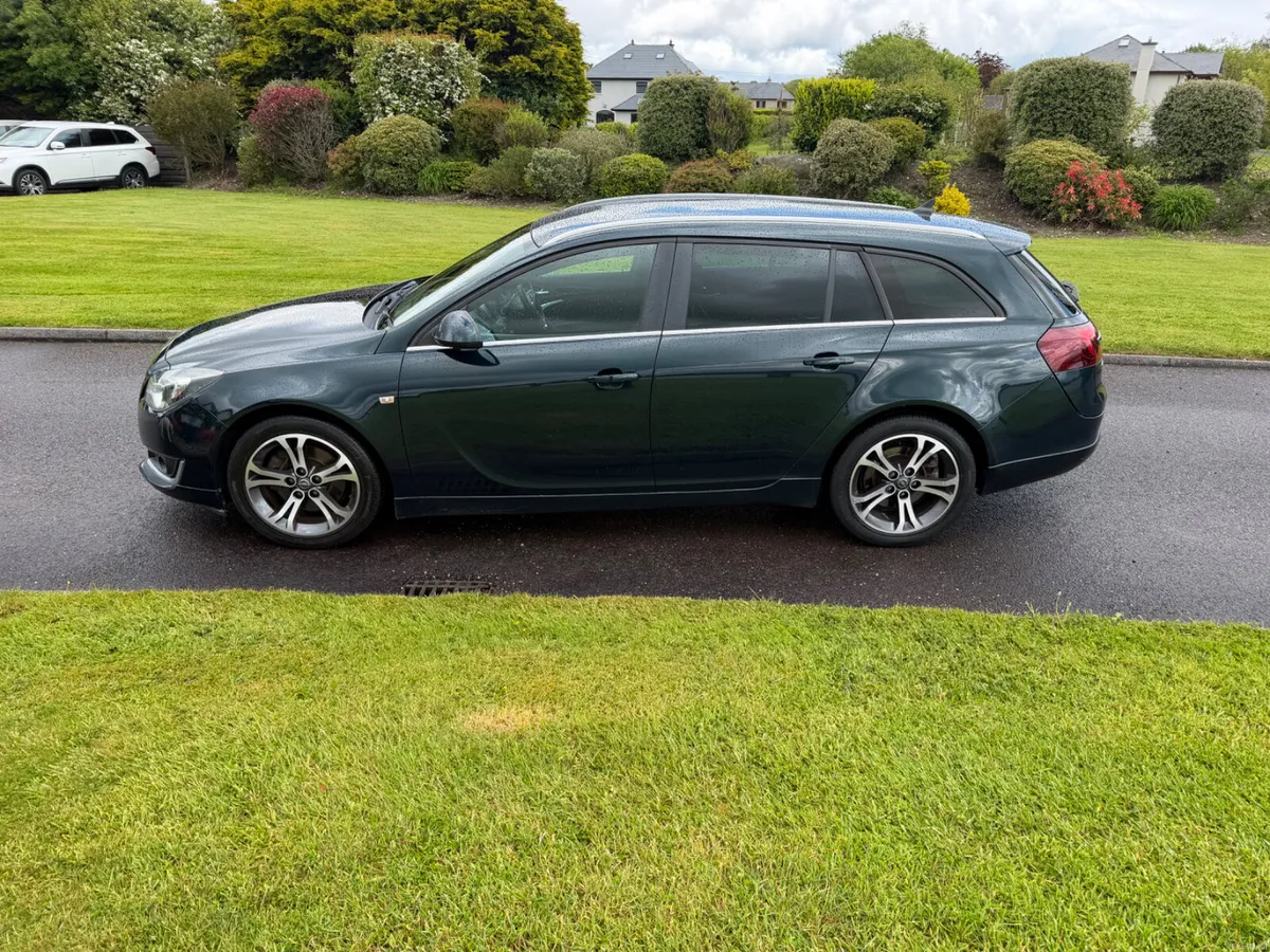 Opel Insignia SRI Estate - Image 2