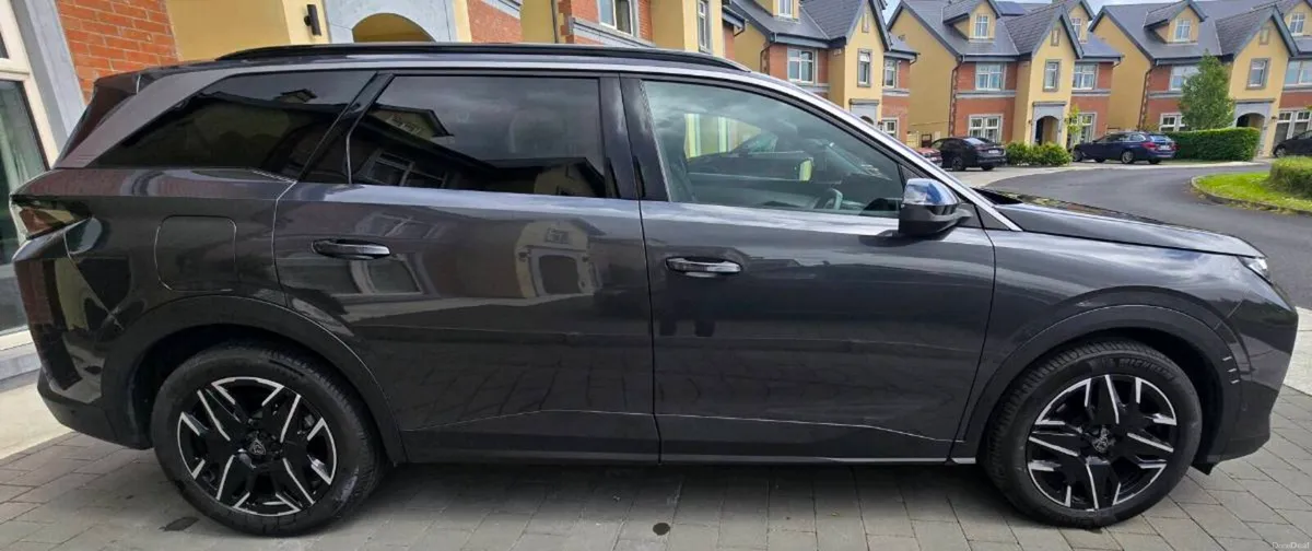 2025 Peugeot 5008 Automatic Hybrid 7 Seats - Image 2