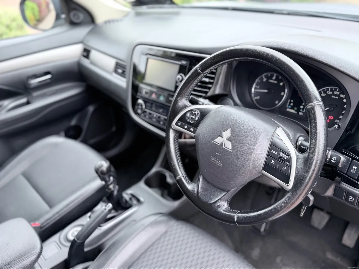 Mitsubishi Outlander 2.2 DSL 4WD 7 Seats - Image 3