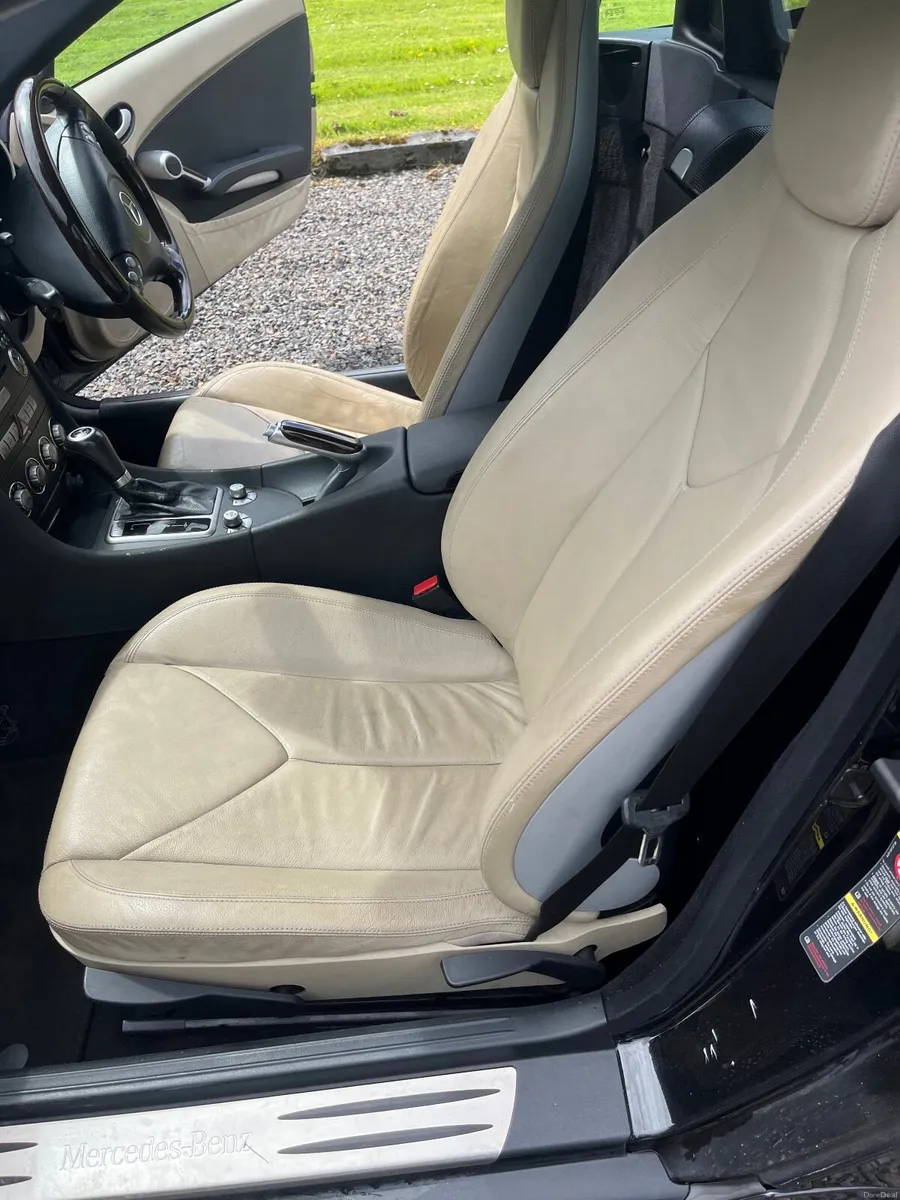 Mercedes-Benz SLK 2004 auto low kms - Image 2