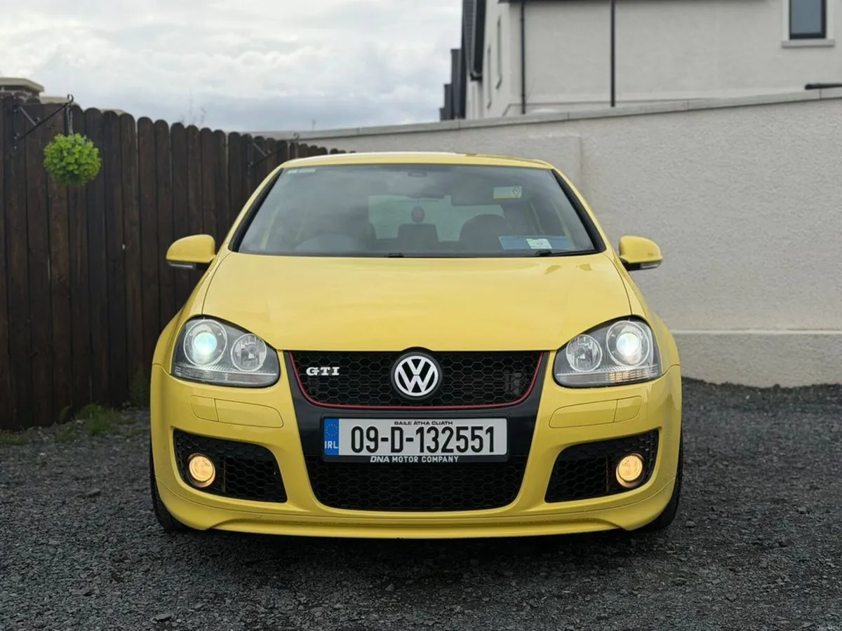 Volkswagen Golf GTI PIRELLI EDITION - IMMACULATE - - Image 2