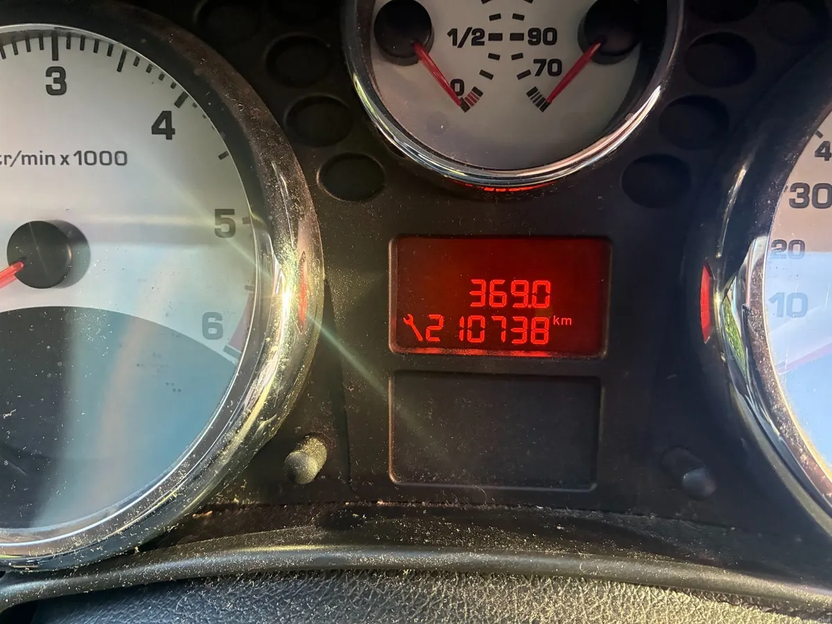 Peugeot 207 2011 - Image 2