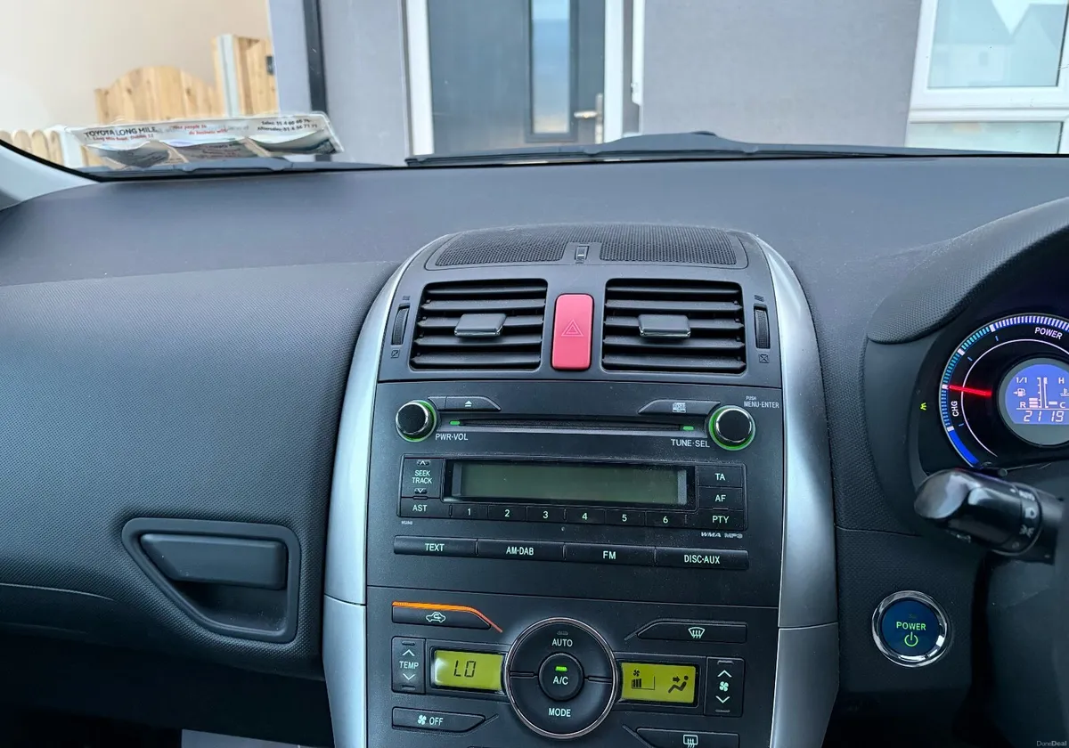 Toyota Auris Hybrid Automatic Low Mileage - Image 3