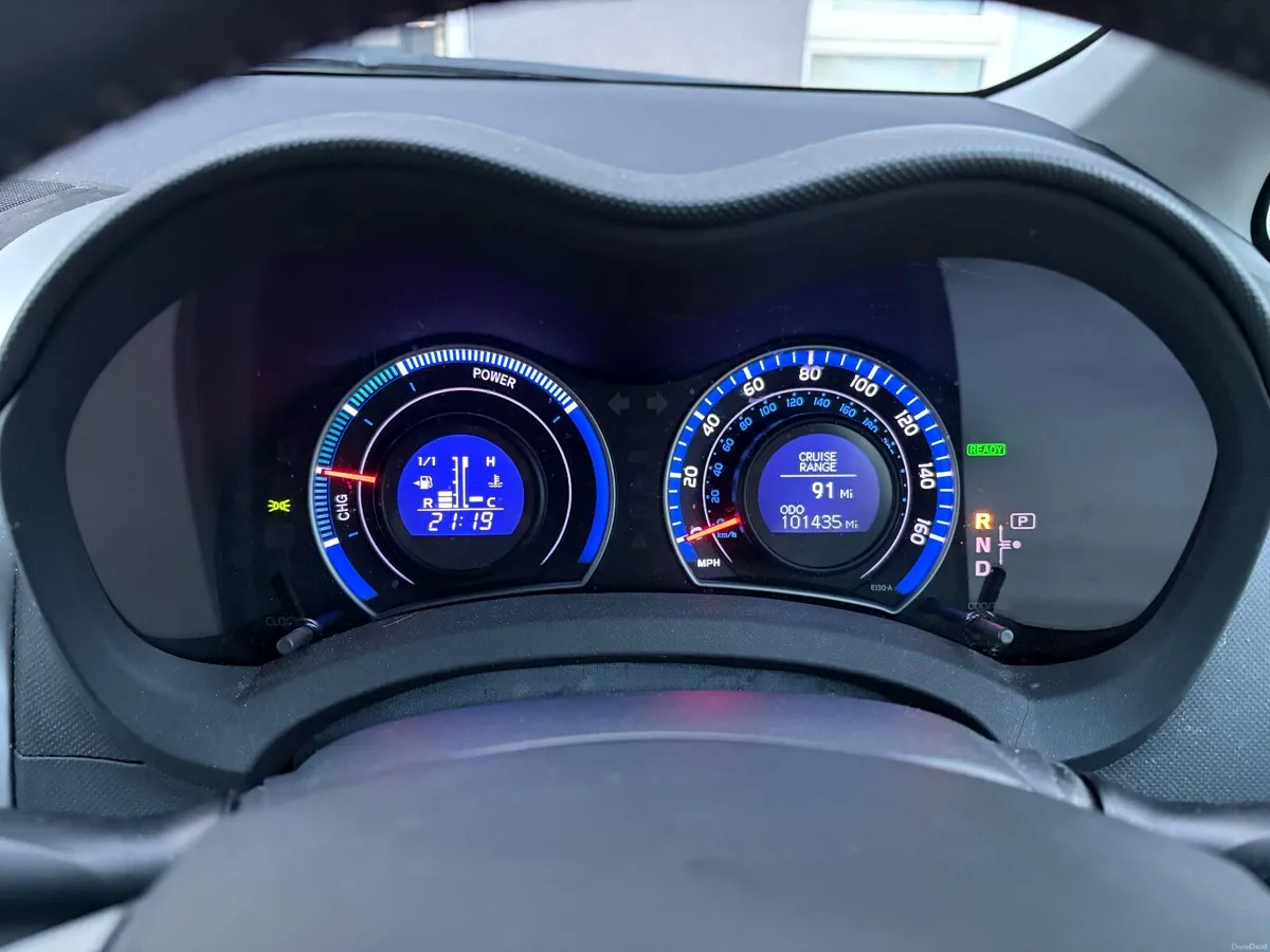 Toyota Auris Hybrid Automatic Low Mileage - Image 2