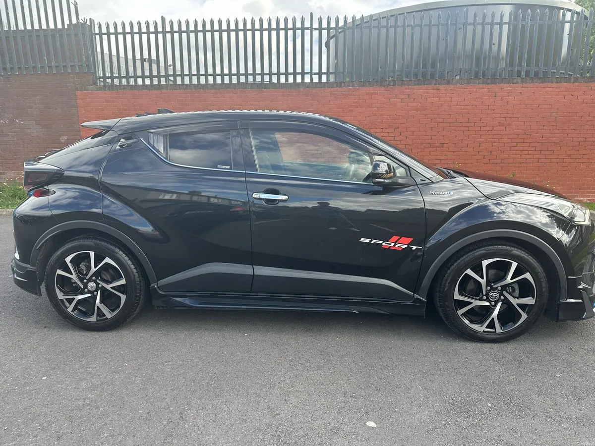 Toyota C-HR 2018 G LED Edition Hybrid. - Image 3