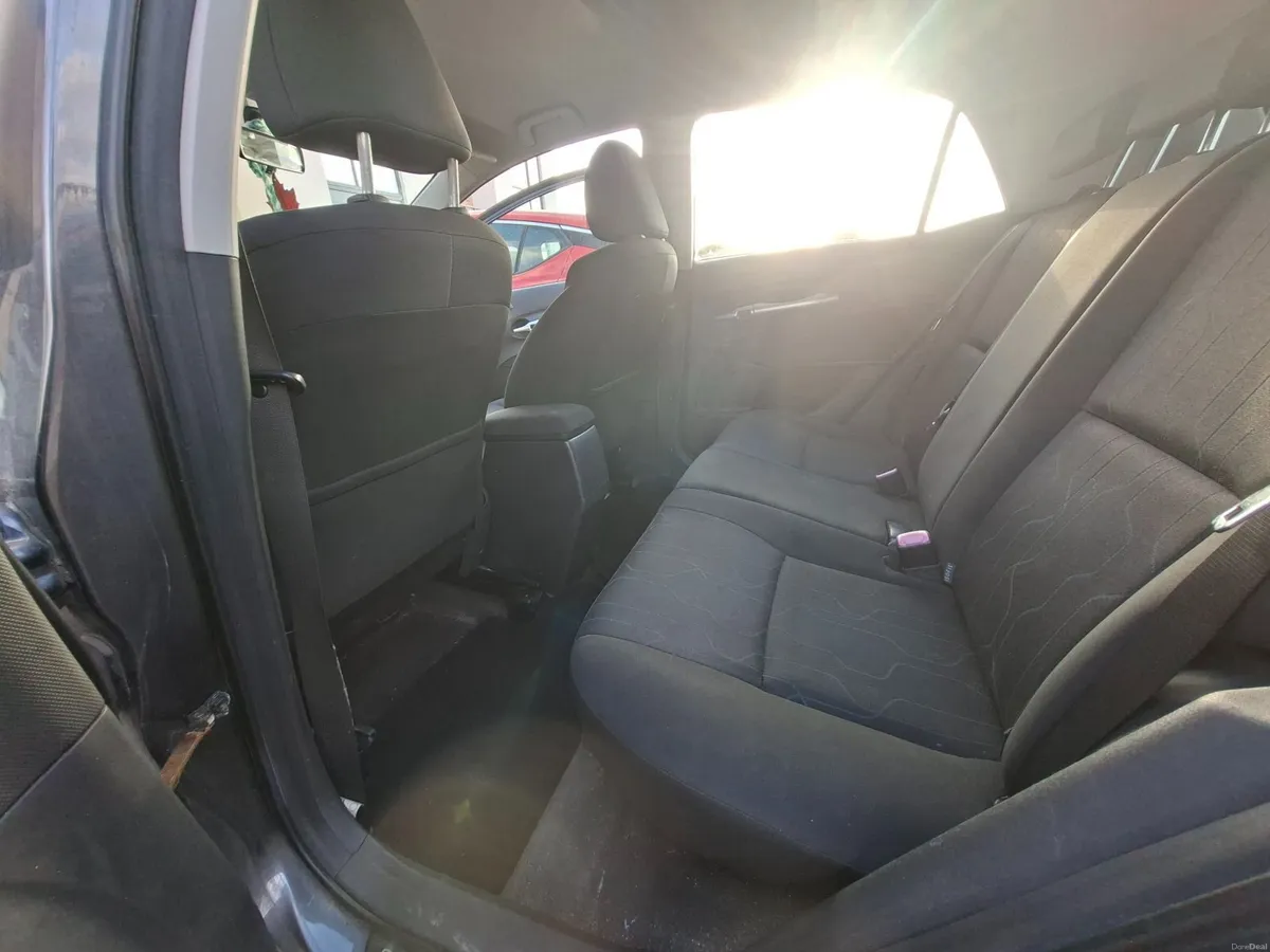 Toyota Auris 2012 - Image 2