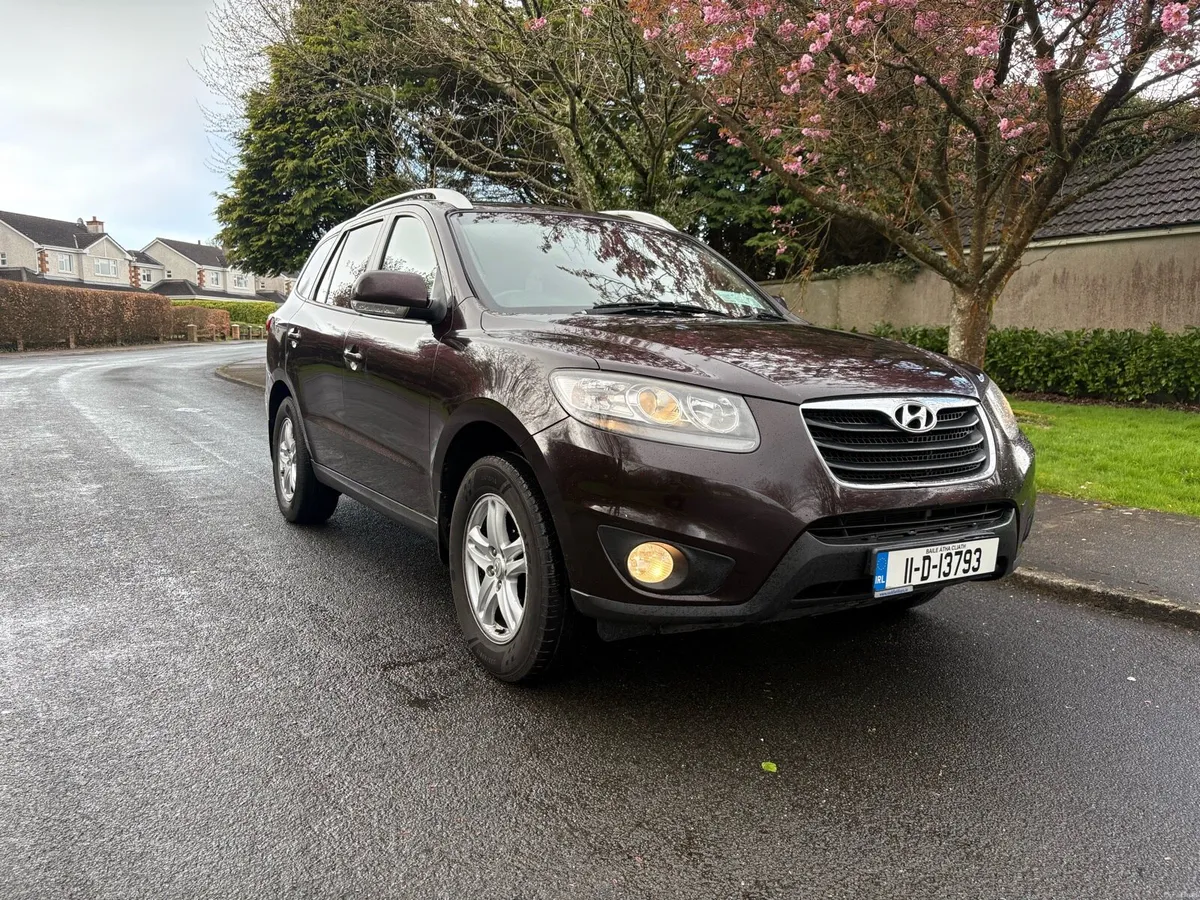 2011 Hyundai Sante Fe 7 Seats - Image 1