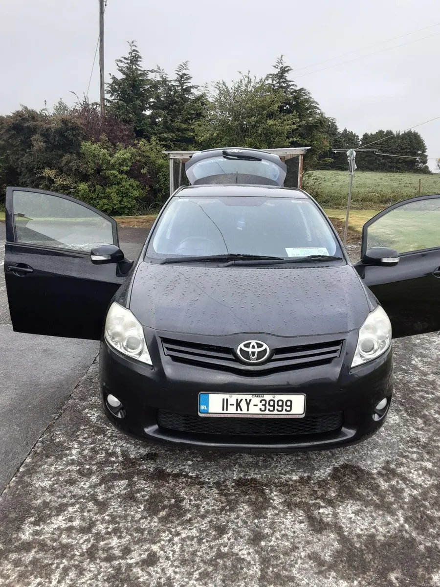 Toyota Auris 2011 - Image 2