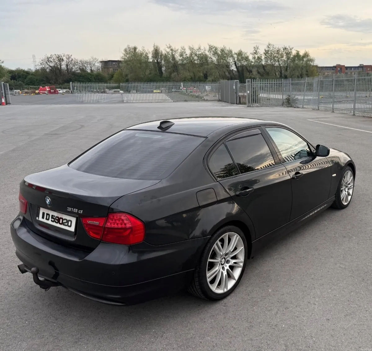 BMW 3-Series 2011 - Image 2