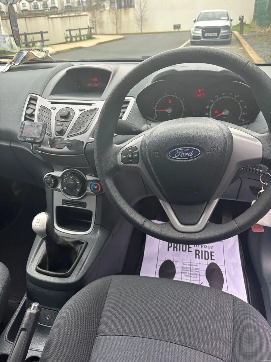 Ford Fiesta 2011 - Image 2