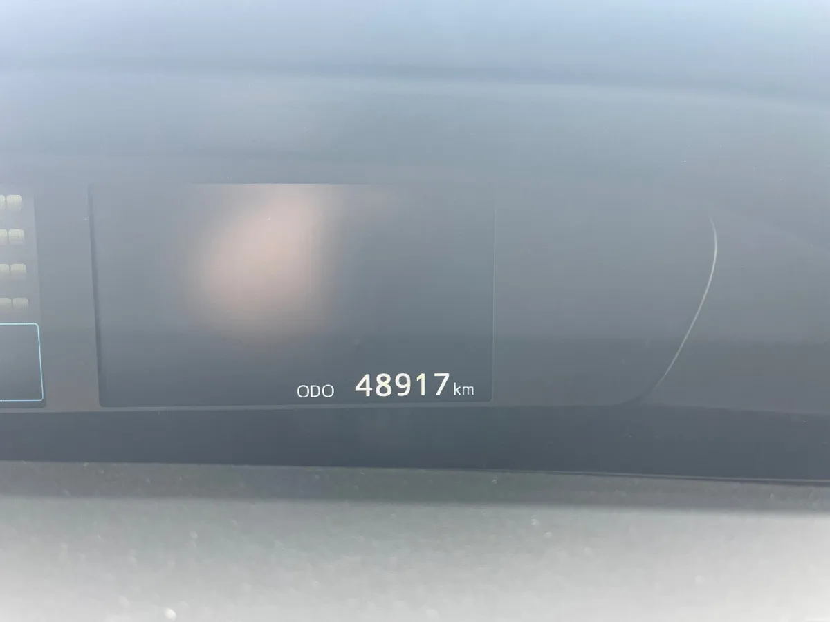 Toyota Prius 2018 HYBRID AUTOMATIC - Image 2