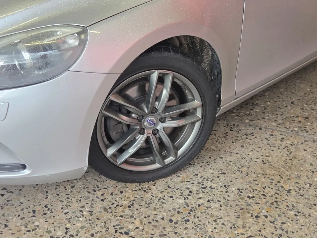 Volvo V40 2015 - Image 2