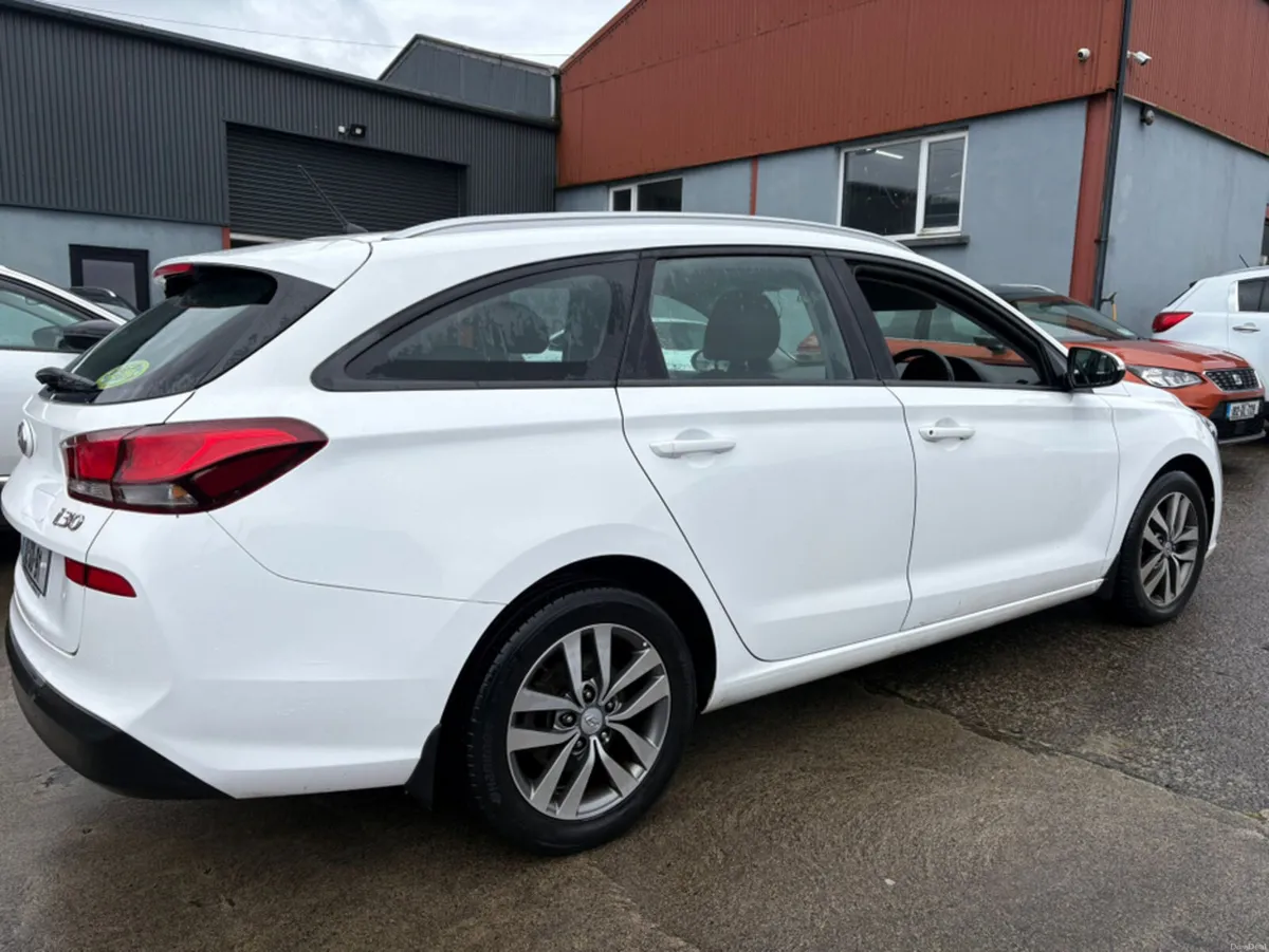 Hyundai i30 I 30 TOURER DELUXE 5DR DIESEL - Image 4