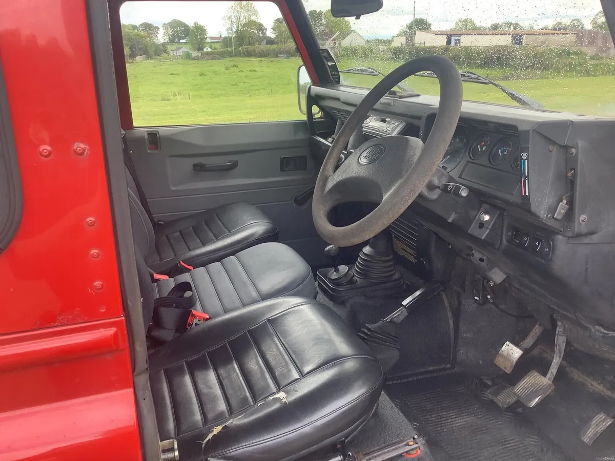 Land Rover Defender 2001 - Image 2