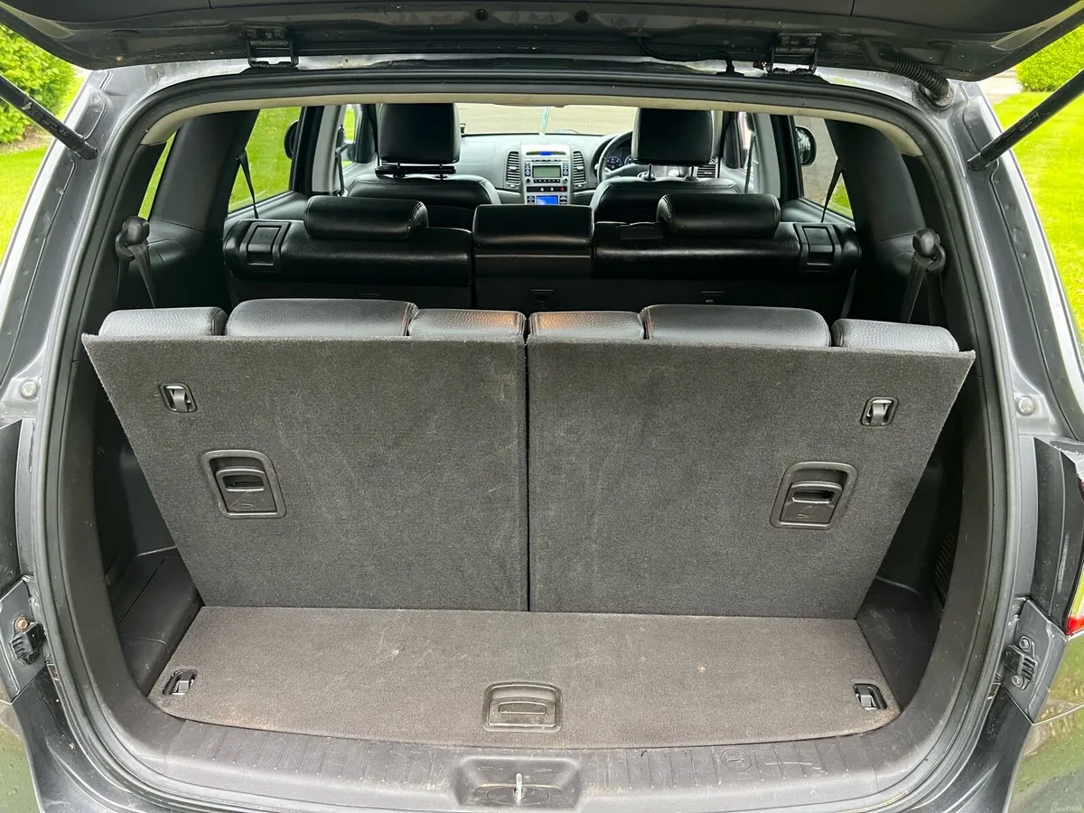 11 HYUNDAI SANTA FE 2.2 4x4 7 SEATER - Image 4