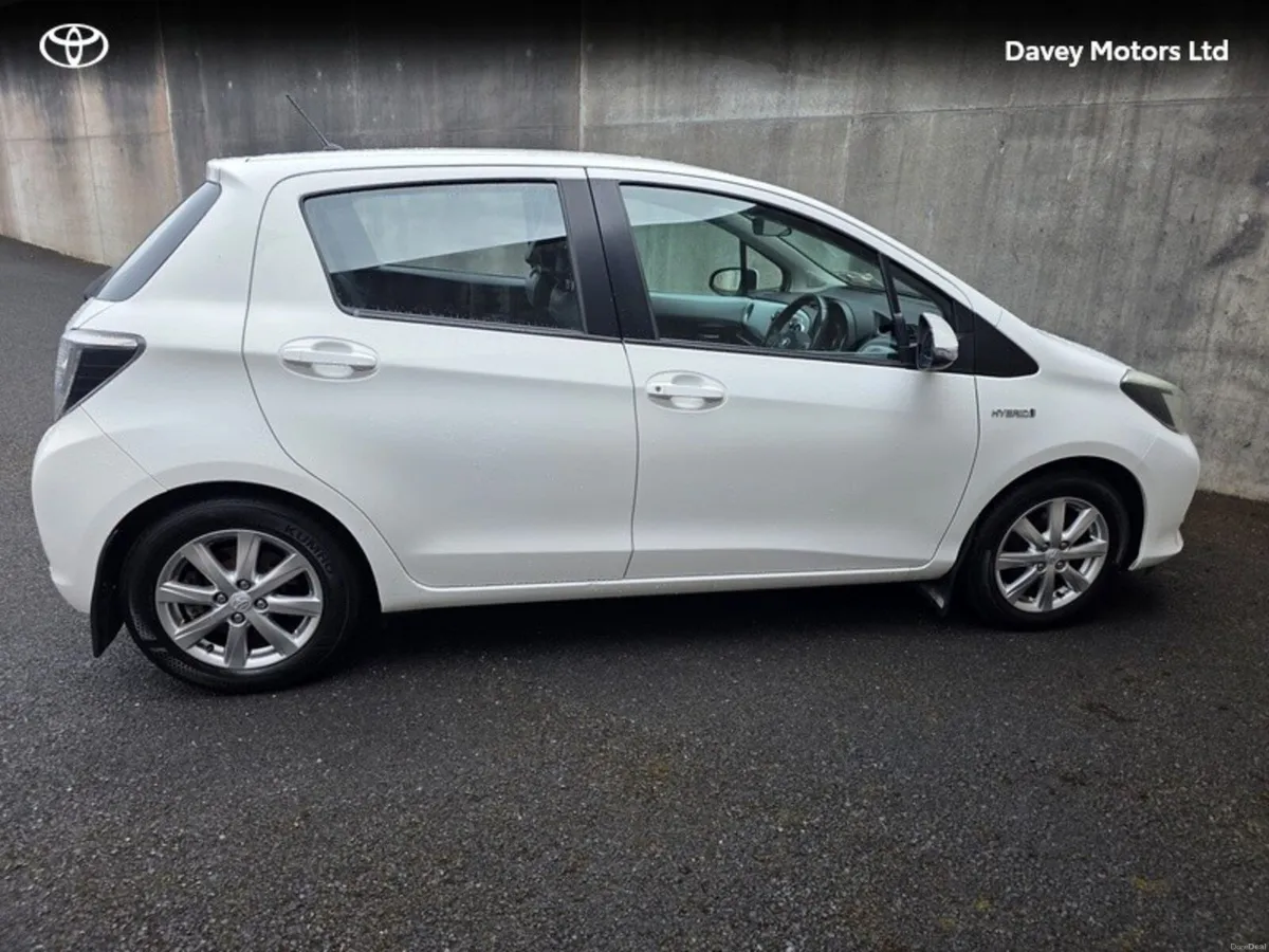 Toyota Yaris YARIS HYBRID LUXURY - Image 3