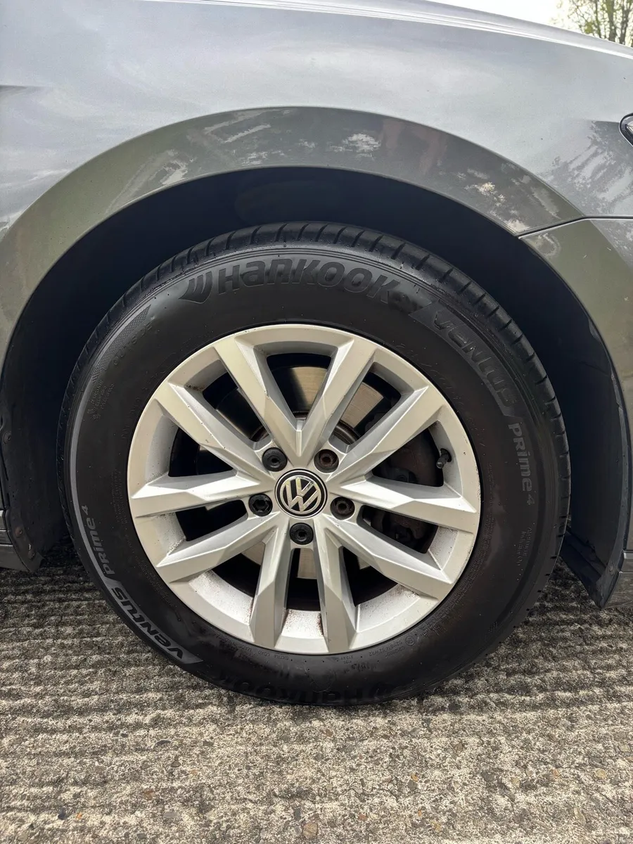 2015 Volkswagen Passat - Image 2
