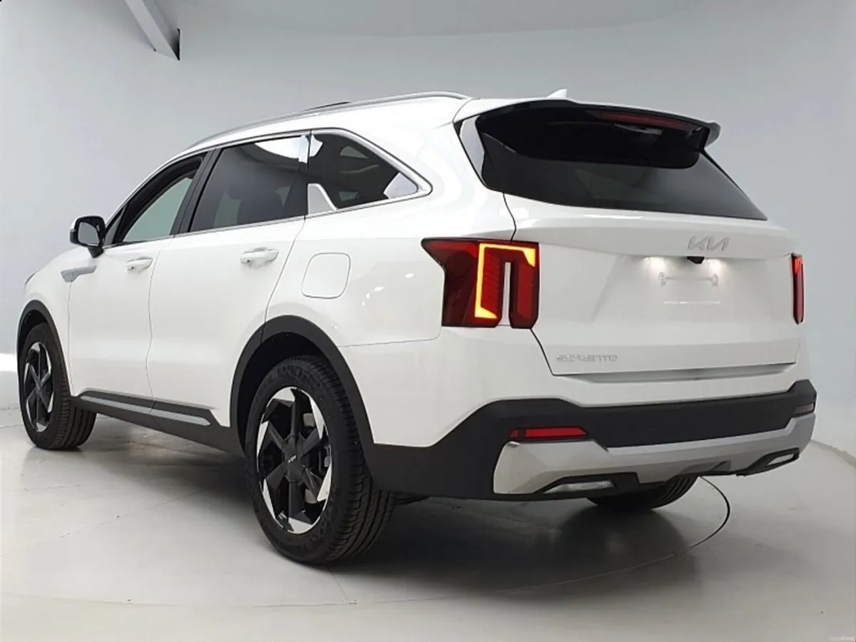 Kia Sorento NEW MODEL *SUNROOF* - Image 4