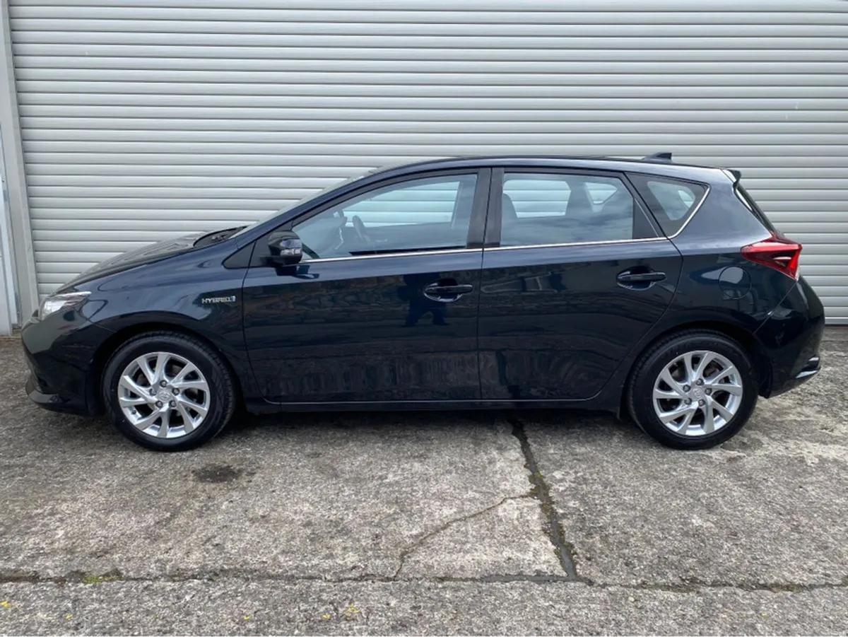Toyota Auris 1.8 VVT-I HSD ICON HYBRID at Waltons - Image 4