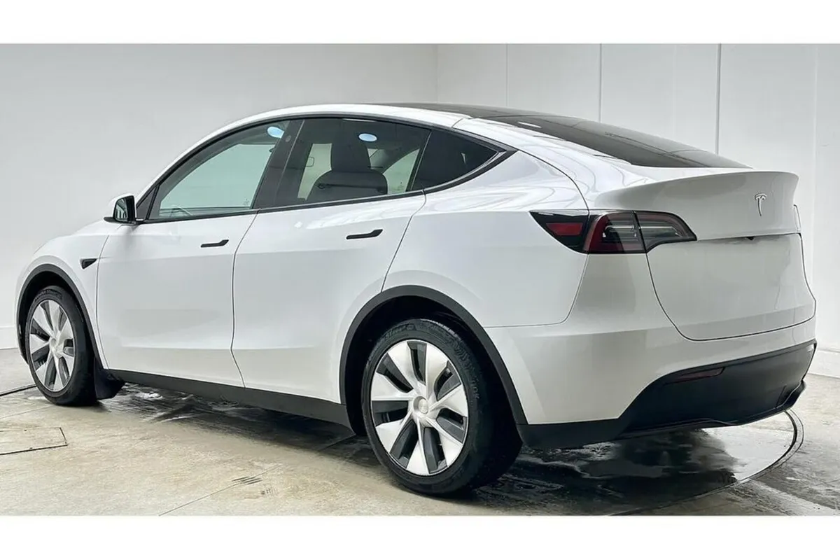 Tesla Model Y Long Range Awd - Image 3