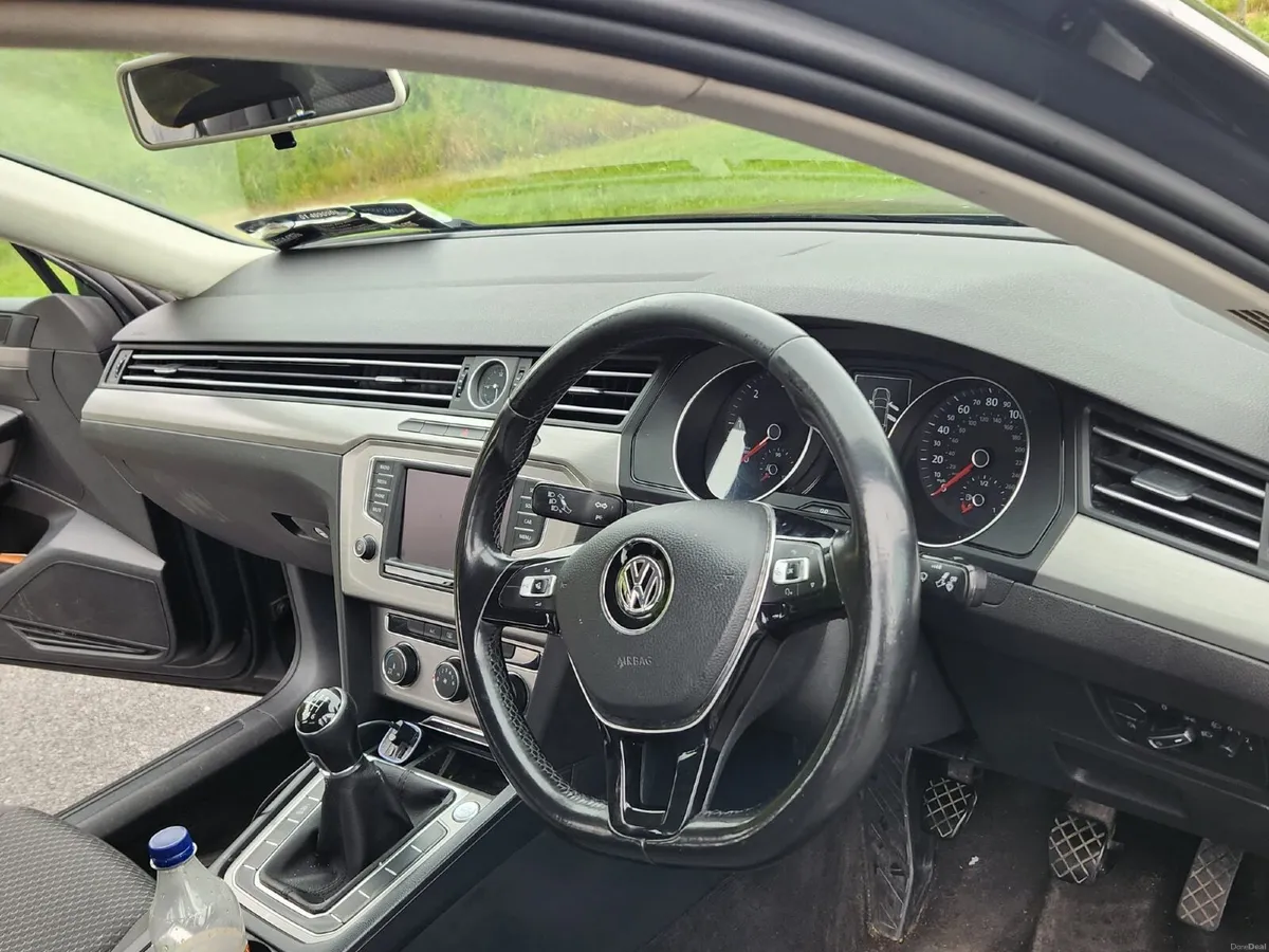 Volkswagen Passat 2015 - Image 2