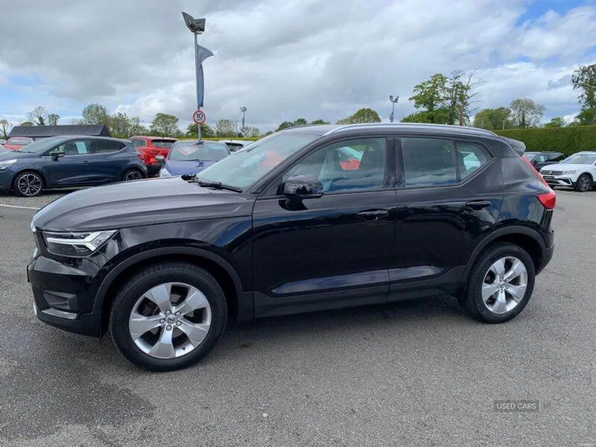 Volvo XC40 Momentum Pro - Image 2
