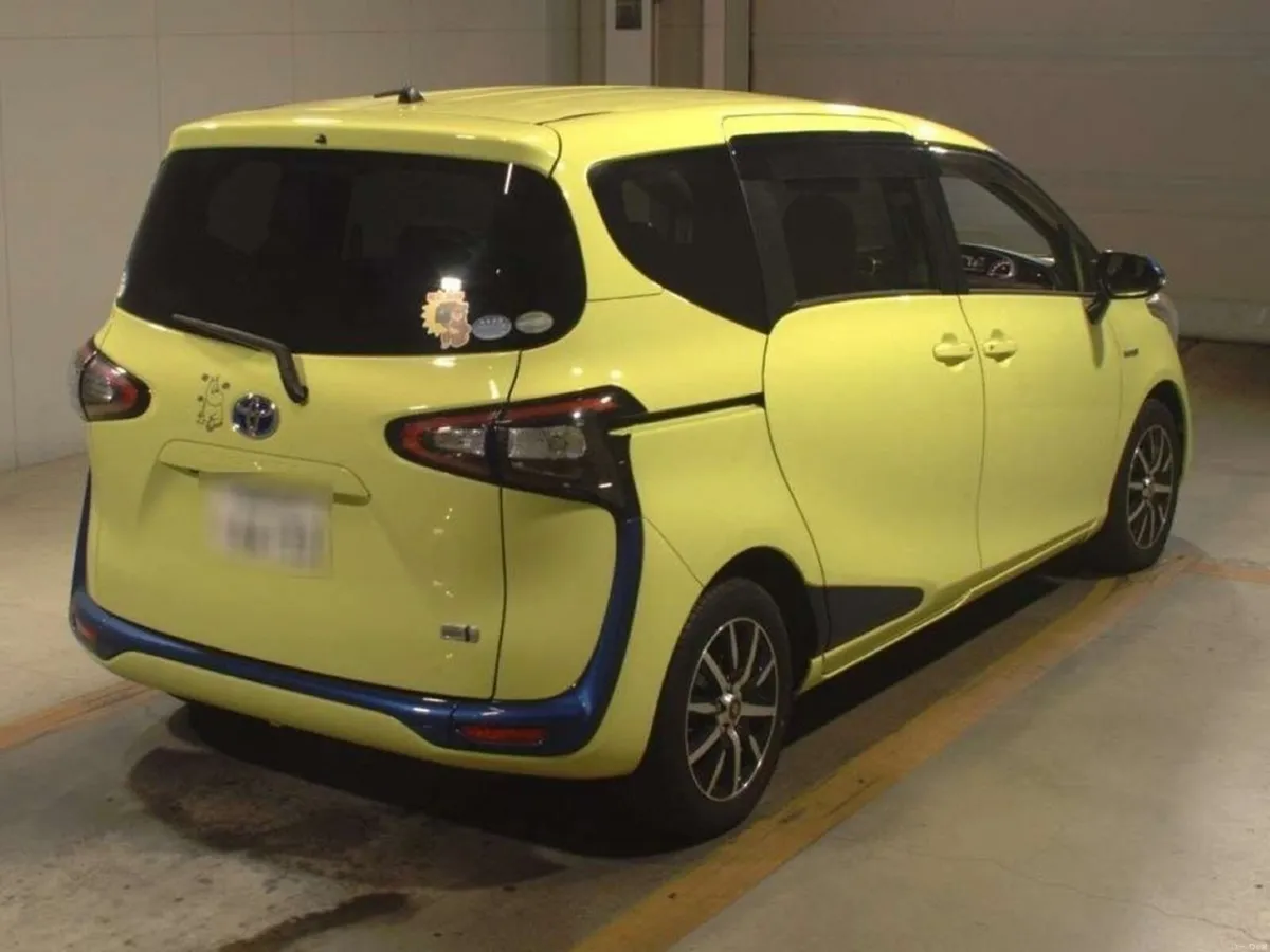 Toyota Sienta 1.5 HYBRID - 7 SEATER - ALLOY WHEELS - Image 2