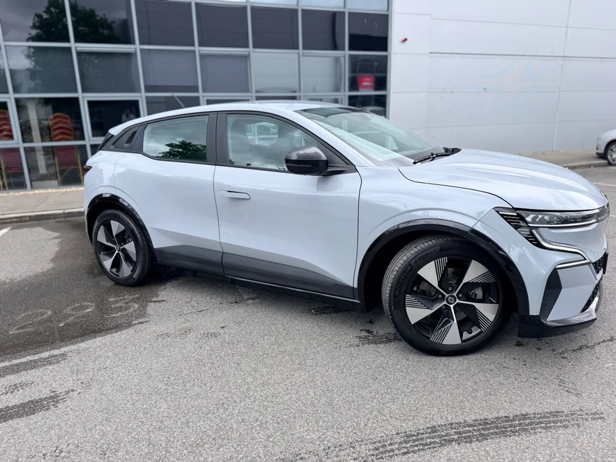 2023 Renault Megane 160 Phev Iconic 60 Kw - Image 4