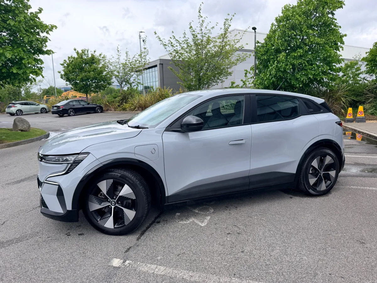 2023 Renault Megane 160 Phev Iconic 60 Kw - Image 2